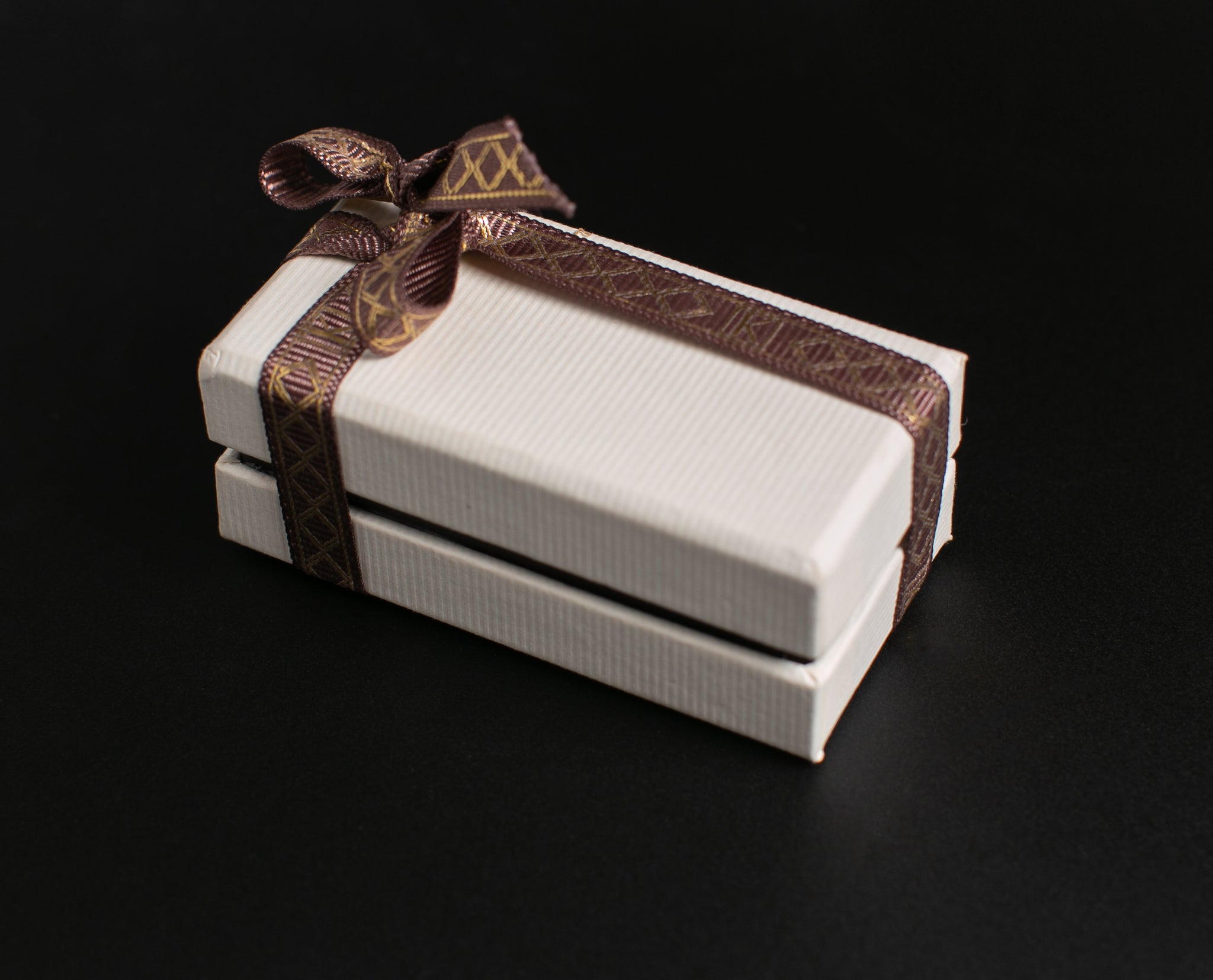 hardboard white 2 piece chocolate -  لوح صلب 2 قطعة شوكولاته بيضاء