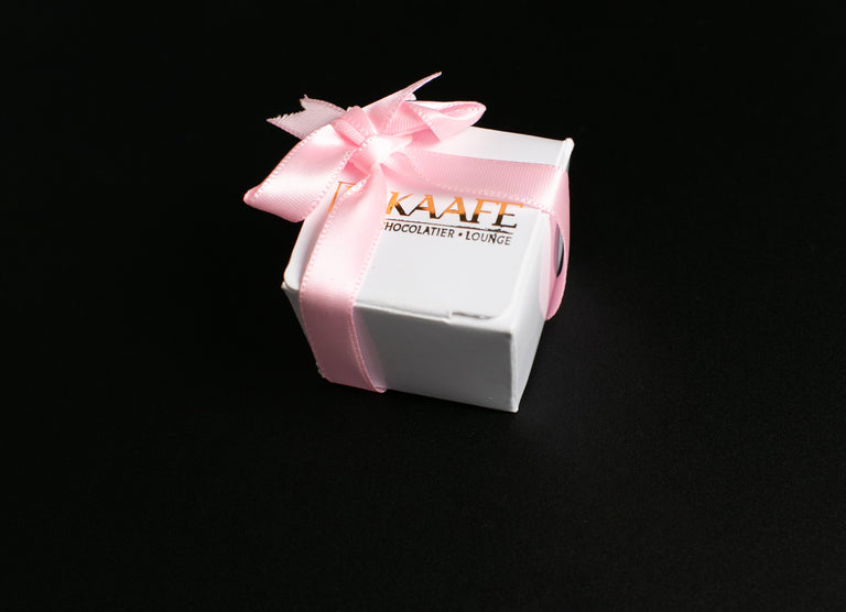 White Box of 1pc Chocolate -علبة بيضاء مكونة من قطعة شوكولاتة