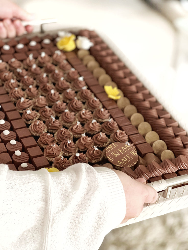 Bottega leather tray with chocolate - صينية جلد بوتيغا مع شوكولاتة
