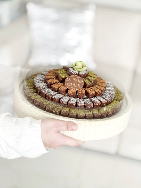 leather round tray with Dates -صينية جلد دائرية بالتمر